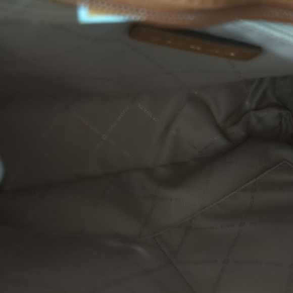 Michael Kors Jet Set Charm Tote/Purse - Picture 3 of 8